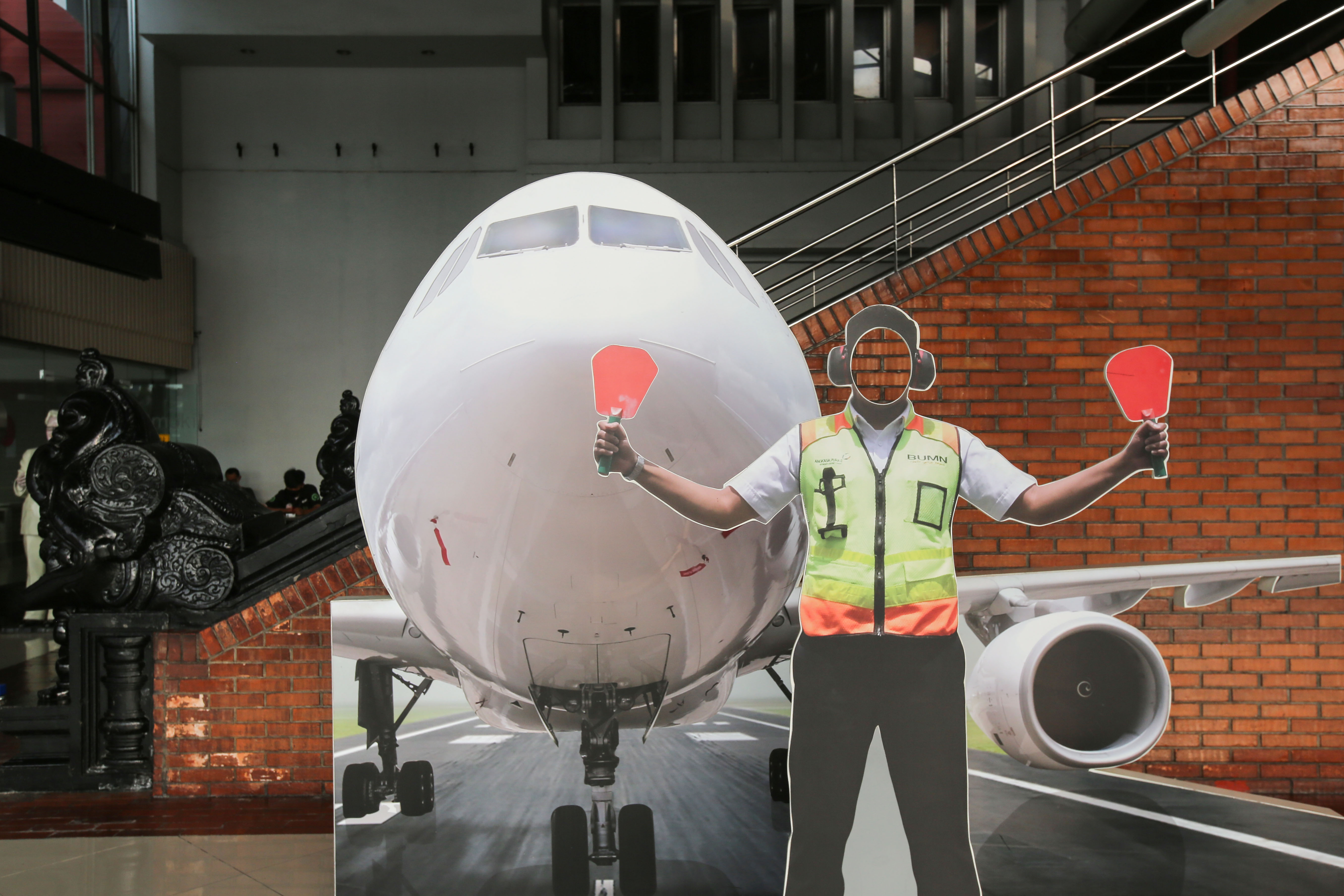 Suasana sepi di bandara.