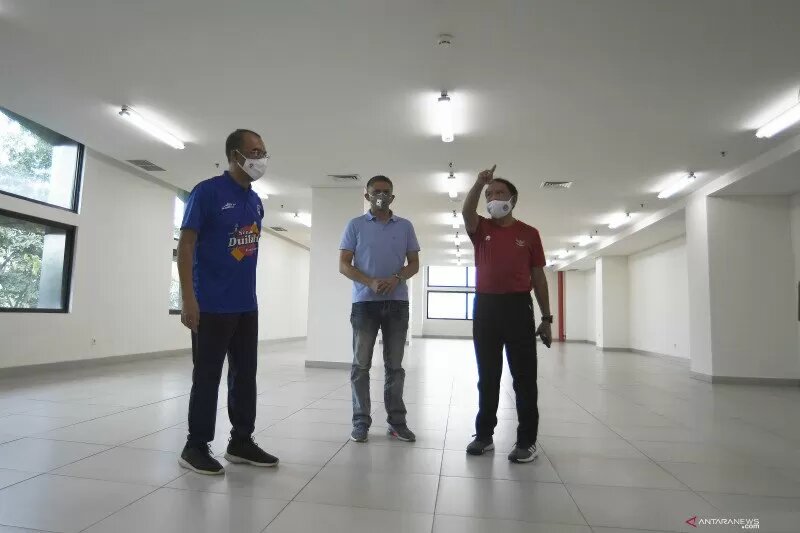 Menteri Menpora Zainudin Amali (kanan) bersama Sekjen Kemenpora Gatot S Dewa Brata (kiri) dan Wakil Ketua Umum PSSI Iwan Budianto.