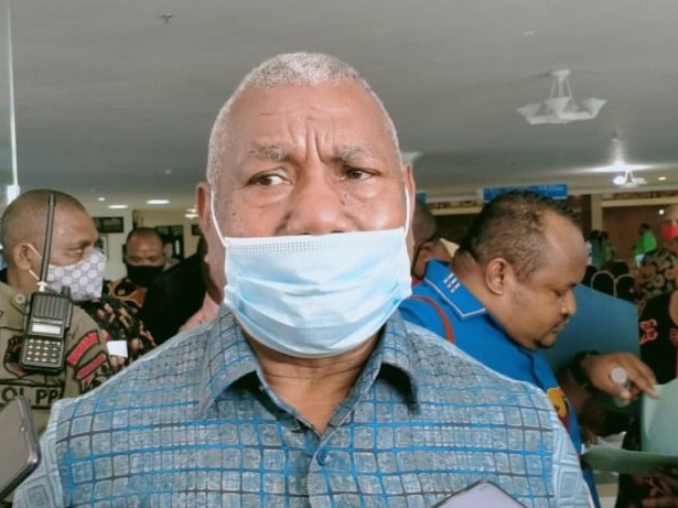 Gubernur Papua Barat, Dominggus Mandacan