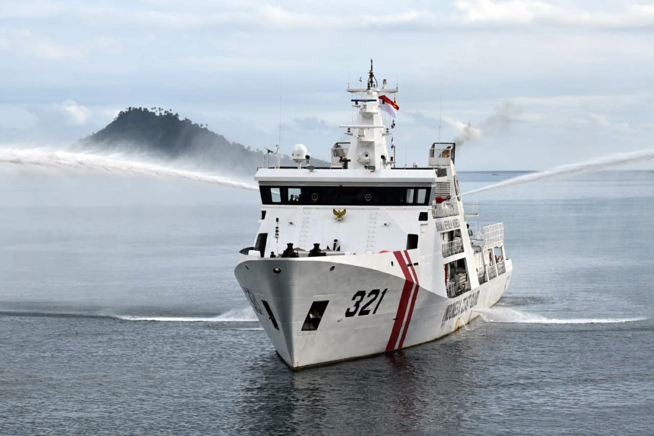 Kapal Patroli Badan Keamanan Laut (Bakamla) Republik Indonesia KN Pulau Nipah-321 berlayar menuju daerah operasi di Laut Natuna Utara