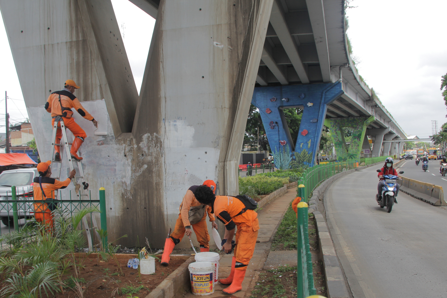 Ilustrasi petugas PPSU yang membersihkan sisa mural di kolong flyover.