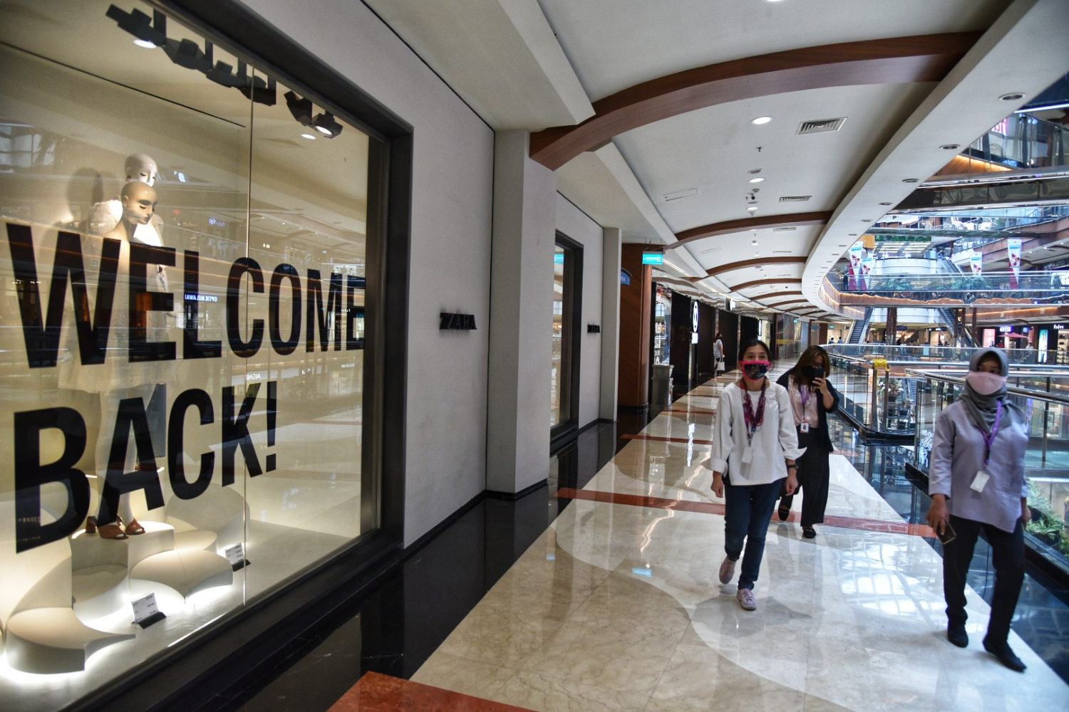 Pengunjung mengenakan masker mengunjungi Pondok Indah Mall, Jakarta Selatan, Senin (15/6).