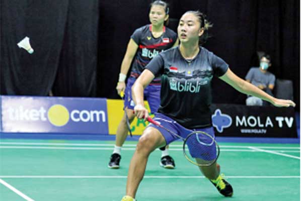  Pasangan Greysia Polii (kiri) dan Febby Valencia Dwijayanti Gani memetik kemenangan muda dua gim langsung 21-10, 21-9, atas Kelly Larisa/Sa