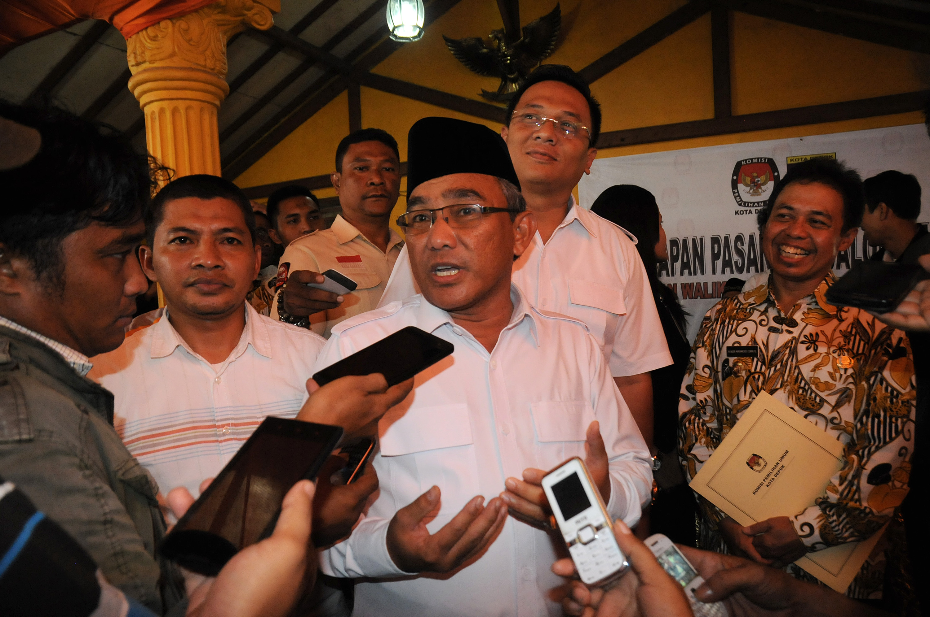 Wali Kota Depok dris Abdul Shomad (tengah) dan wakilnya Pradi Supriatna (kedua kanan).