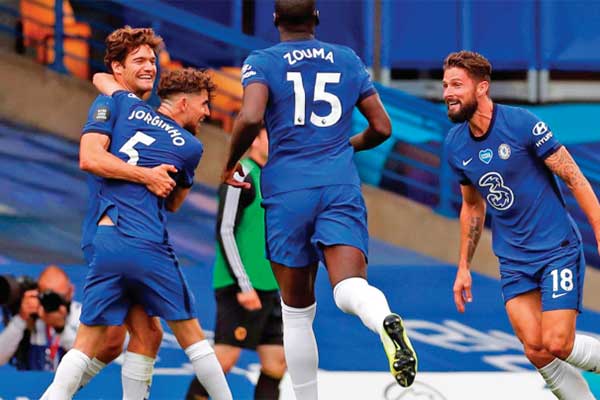 Penyerang Chelsea Olivier Giroud (kanan) merayakan gol yang ia cetak bersama rekan-rekannya saat tampil dalam laga melawan Wolves 