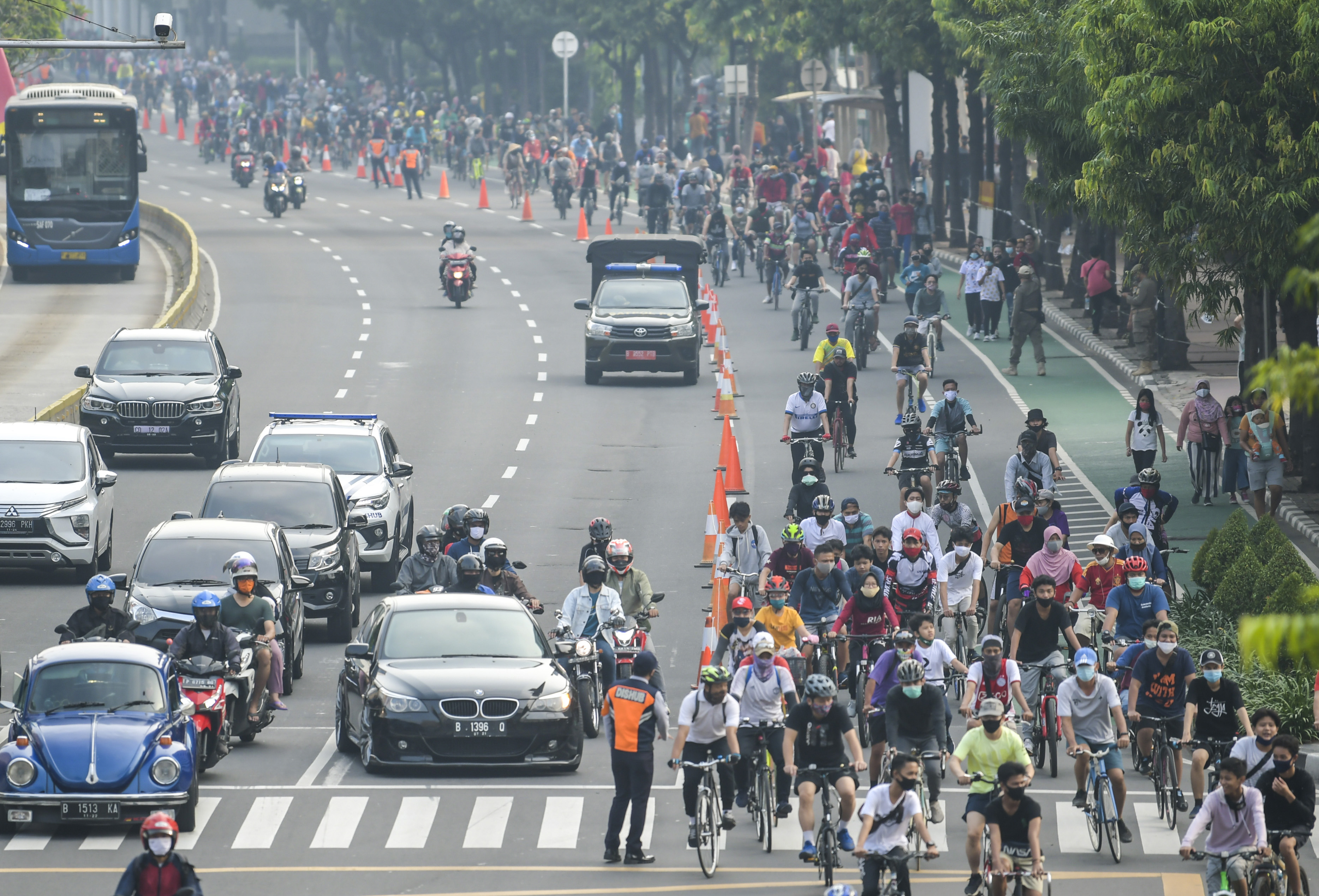 Warga berolah raga di kawasan JaIan Sudirman, Jakarta, Minggu (28/6). 