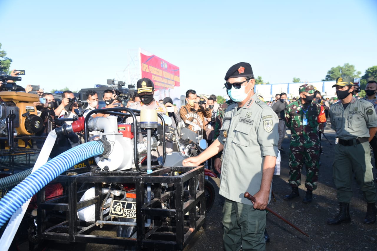 Gubernur Kalsel Sahbirin Noor bersama Kapolda Kalsel Irjen Nico Afinta melihat sarpras pendukung penanganan karhutla.