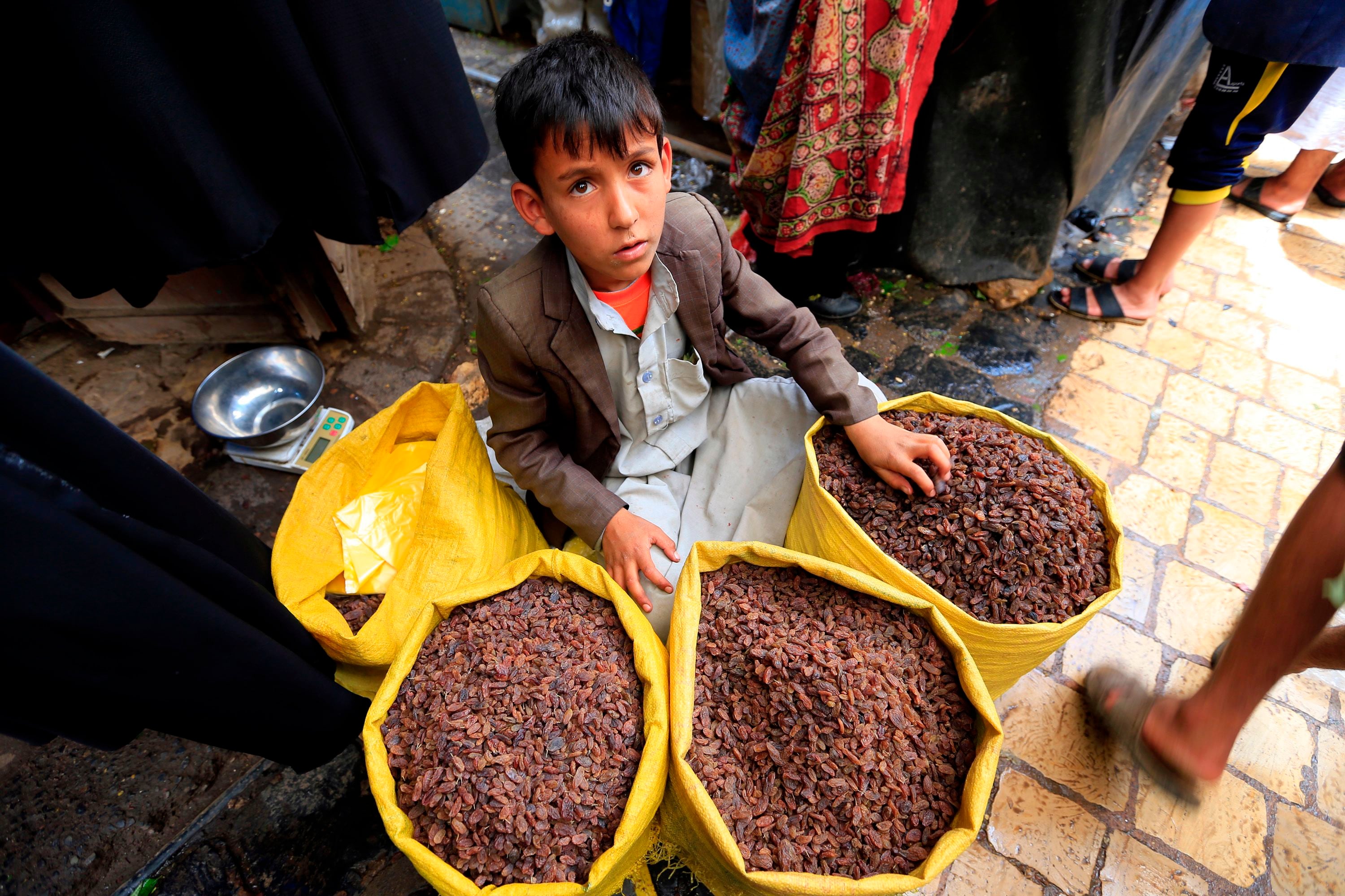 Seorang anak menjual buah kering di sebuah pasar di Kota Sanaa, Yaman menjelang Idul Adha, Senin (27/7/2020). Krisis pangan melanda Yaman.