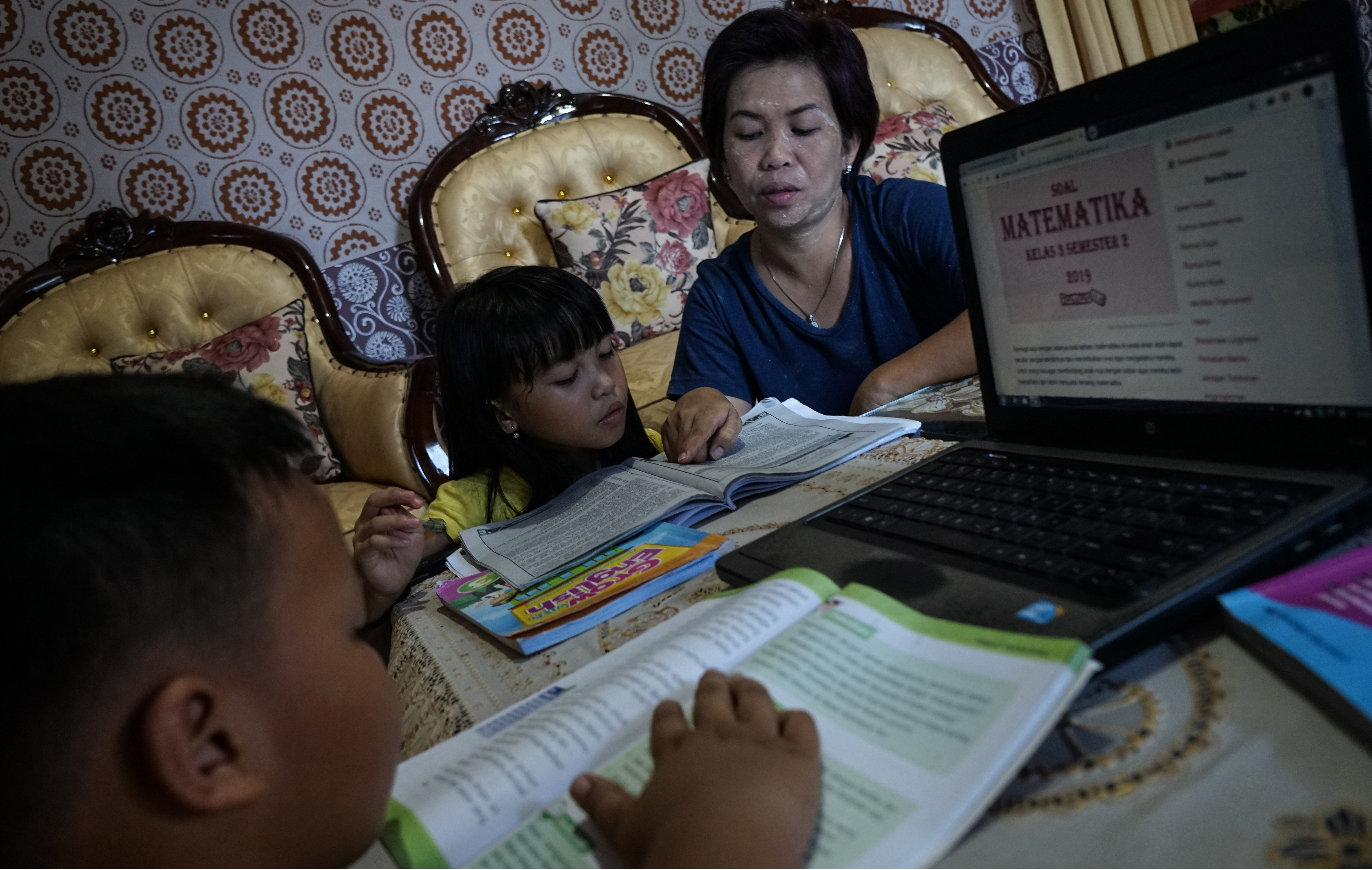 Siswa melakukan pembelajaran jarak jauh selama pandemi covid-19