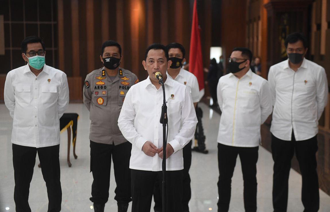 Kabareskrim Komjen Listyo Sigit (tengah) usai mencopot jabatan Brigjen Pratesijo Utomo. 