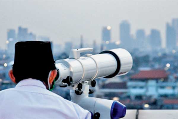  Anggota Tim Rukyatul Hilal Kanwil Kementerian Agama DKI Jakarta memantau hilal di Gedung Kanwil Kemenag DKI Jakarta