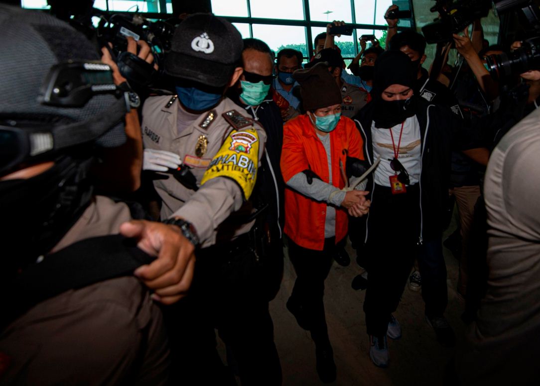 Maria Pauline Lumowa (tengah) tiba di Bandara Internasional Soekarno-Hatta, Tangerang, Banten, Kamis (9/7/2020). 