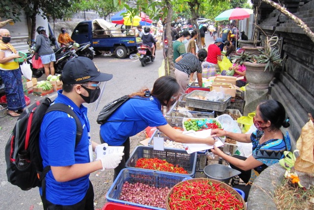 Satgas Pasar Ketapian, Kelurahan Sumerta, Denpasar Timur memantau dan menyosialisasi protokol kesehatan di Pasar Ketapian, Minggu (19/7).