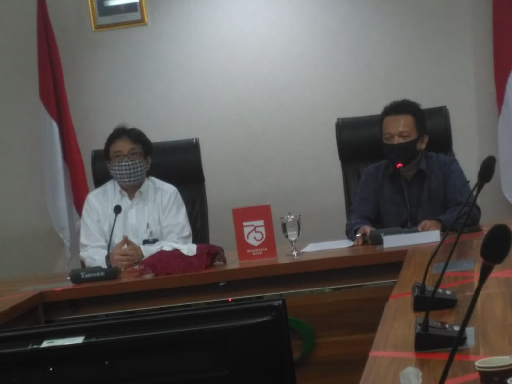 Kepala BSN Kukuh S Achmad  (berbaju putih) memberikan keterangan 31 SNI terkait covid-19, Selasa (28/7/2020)