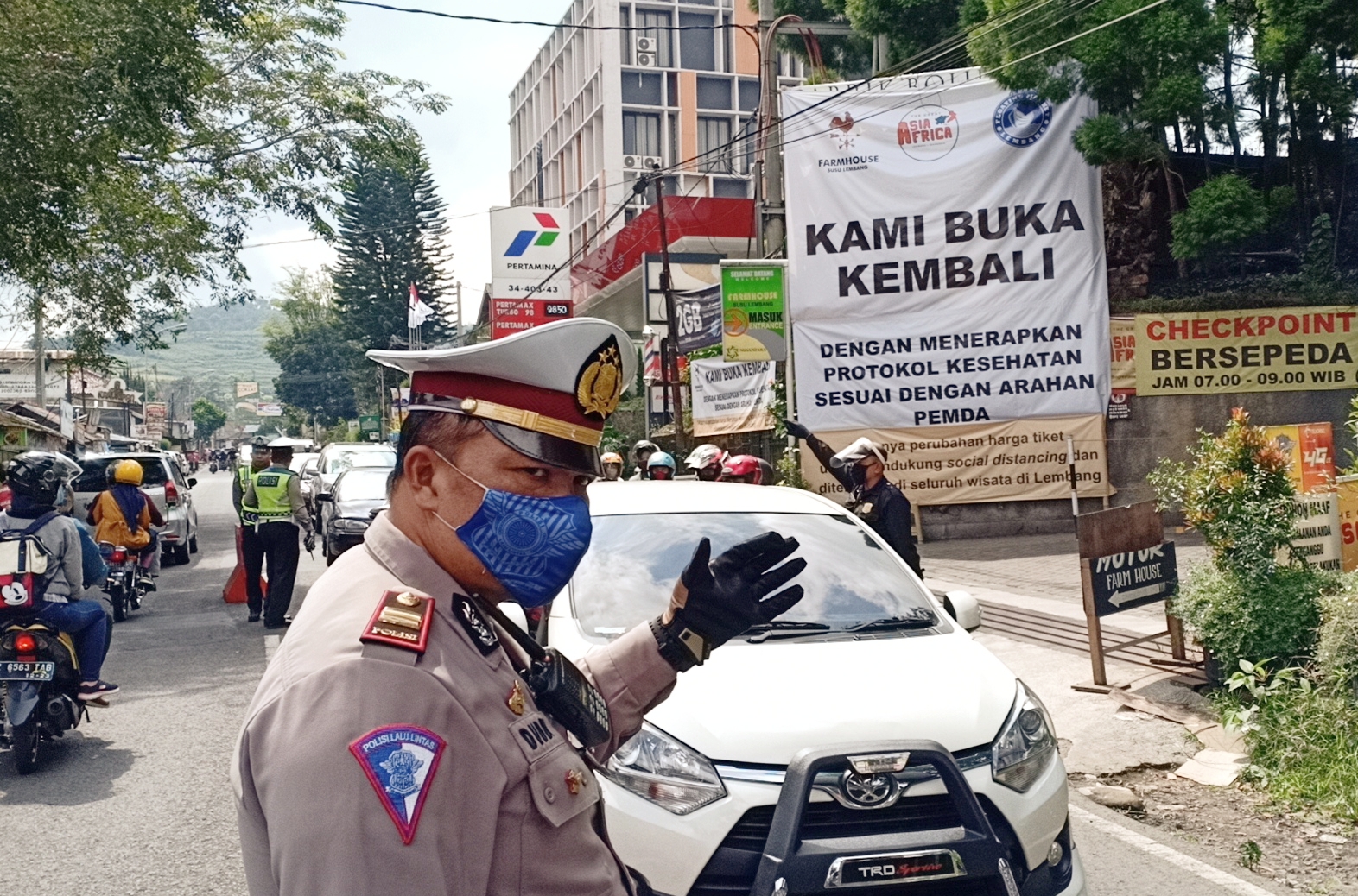 Petugas kepolisian mengurai kepadatan arus kendaraan di kawasan objek wisata Lembang, Kabupaten Bandung Barat, Minggu (5/7).