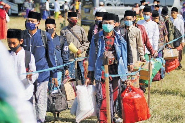 Sejumlah santri antre memasuki kawasan Pondok Pesantren (Ponpes) Lirboyo, Kota Kediri, Jawa Timur, kemarin.
