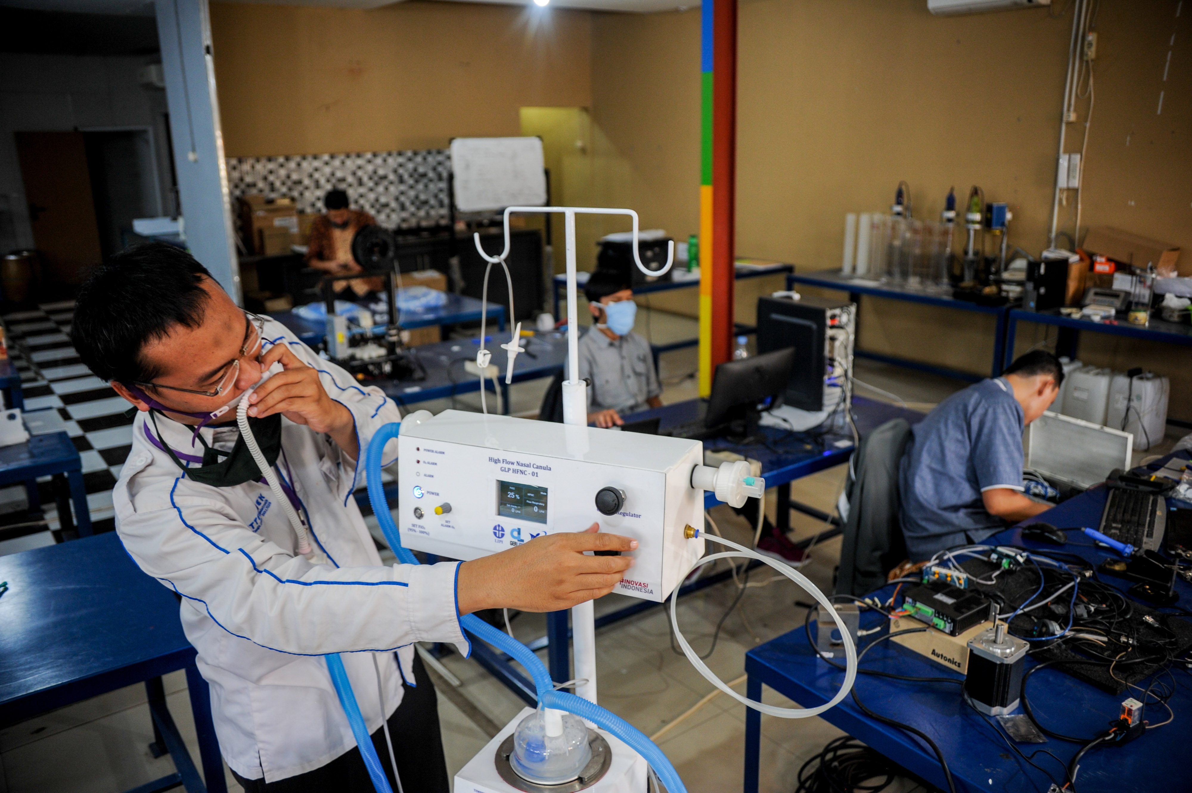 Peneliti Lembaga Ilmu Pengetahuan Indonesia (LIPI) mencoba alat terapi oksigen beraliran tinggi di rumah produksi PT Gerlink Utama Mandiri.