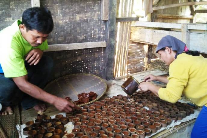 Pasangan suami istri, Ani dan Komar, warga terdampak ekonomi pandemi Covid-19 di Kampung Pasirheulang, Kecamatan Pageurageung,Tasikmalaya.