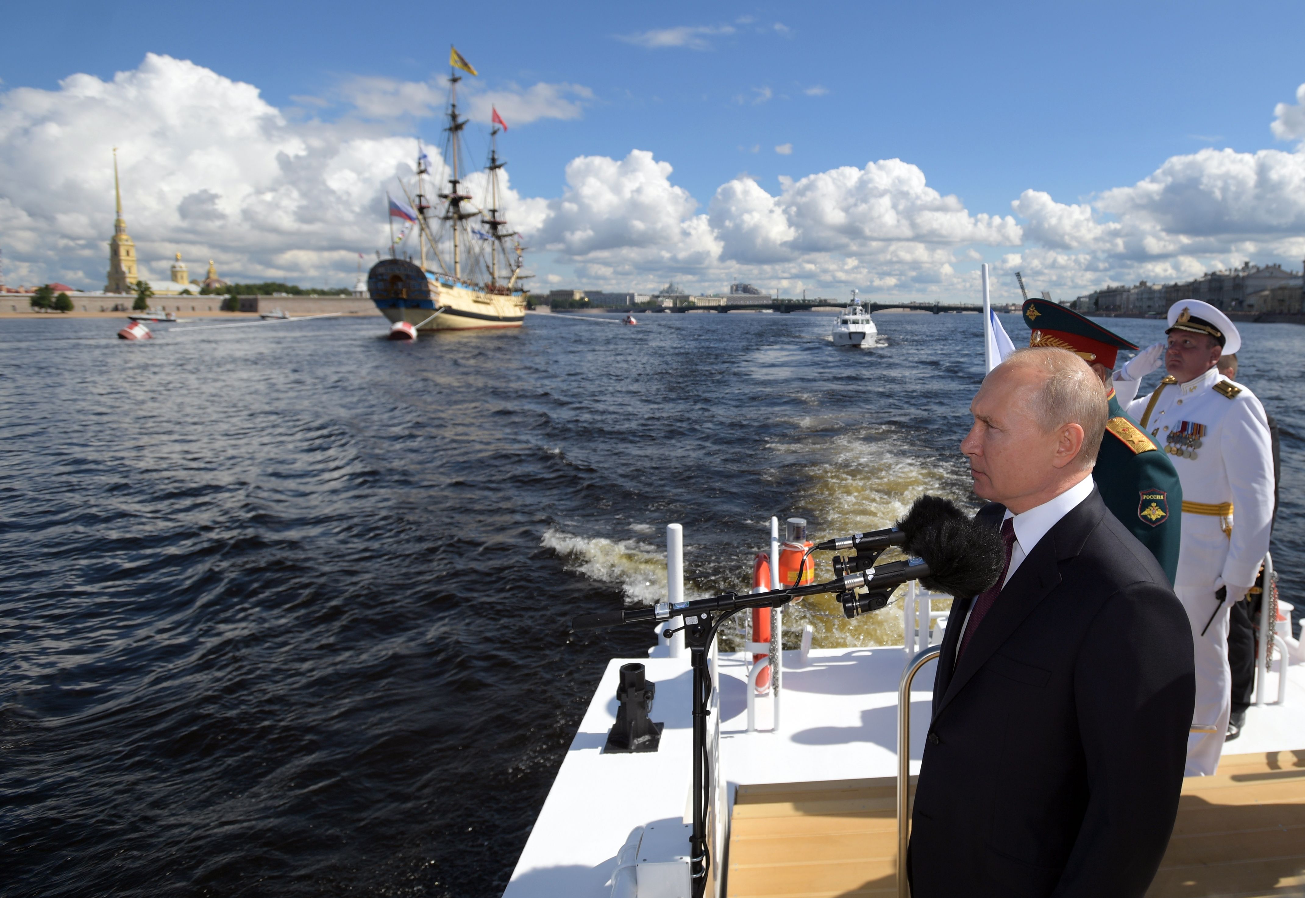 Presiden Rusia Vladimir Putin saat menyaksikan parade tahunan Angkatan Laut Rusia di St. Petersburg, Minggu (26/7/2020).