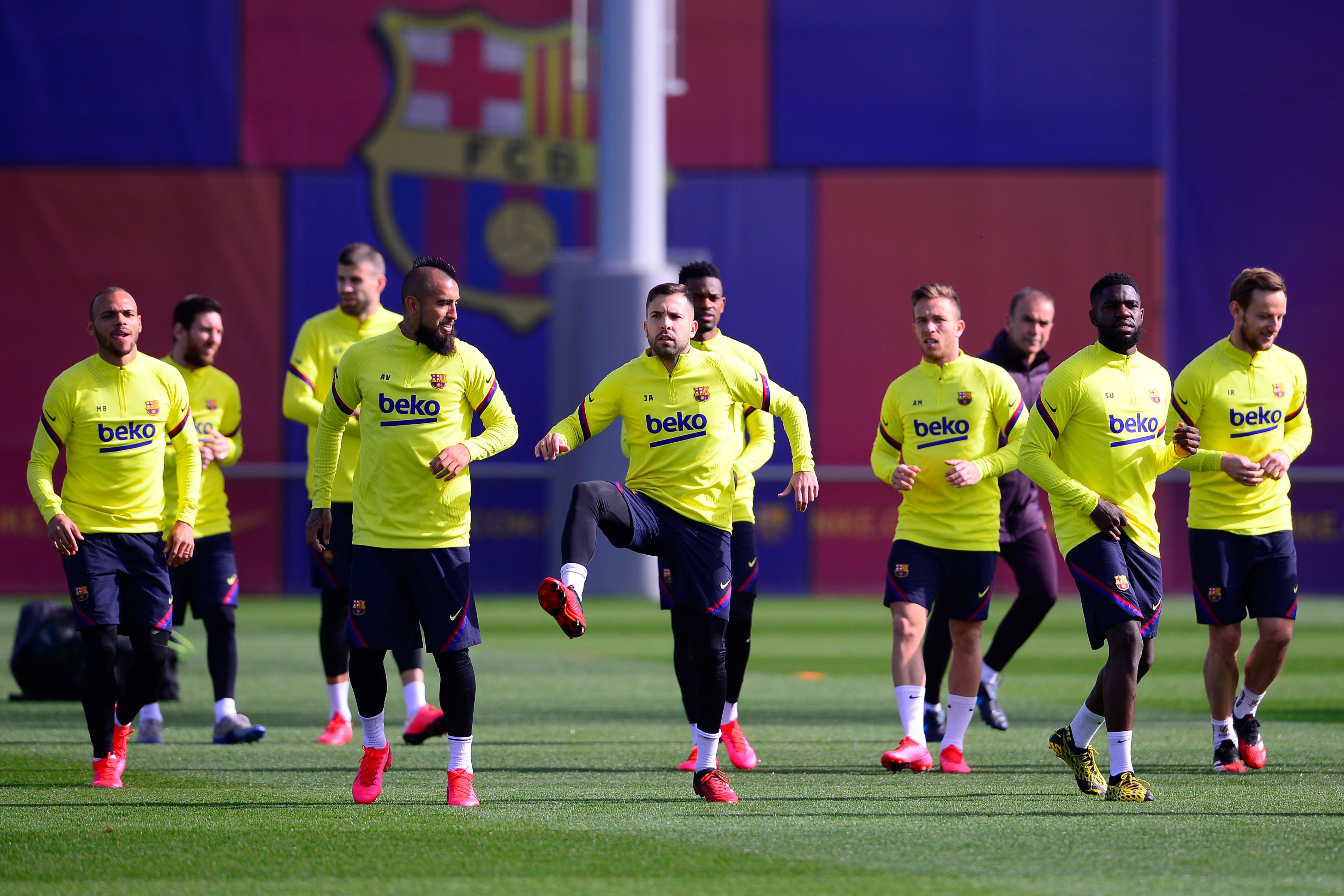 Pemain Barcelona menjalani latihan