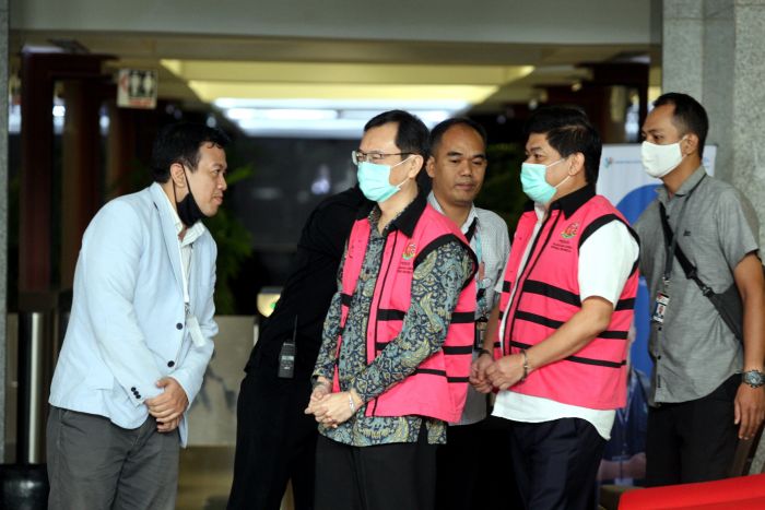 Dirut PT Hanson International Benny Tjokrosaputro (berompi dan berkacamata) dan Komisaris Utama PT Trada Alam Minera Heru Hidayat (berompi).