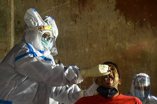 Pandemi melonjak lebihi 15 juta kasus