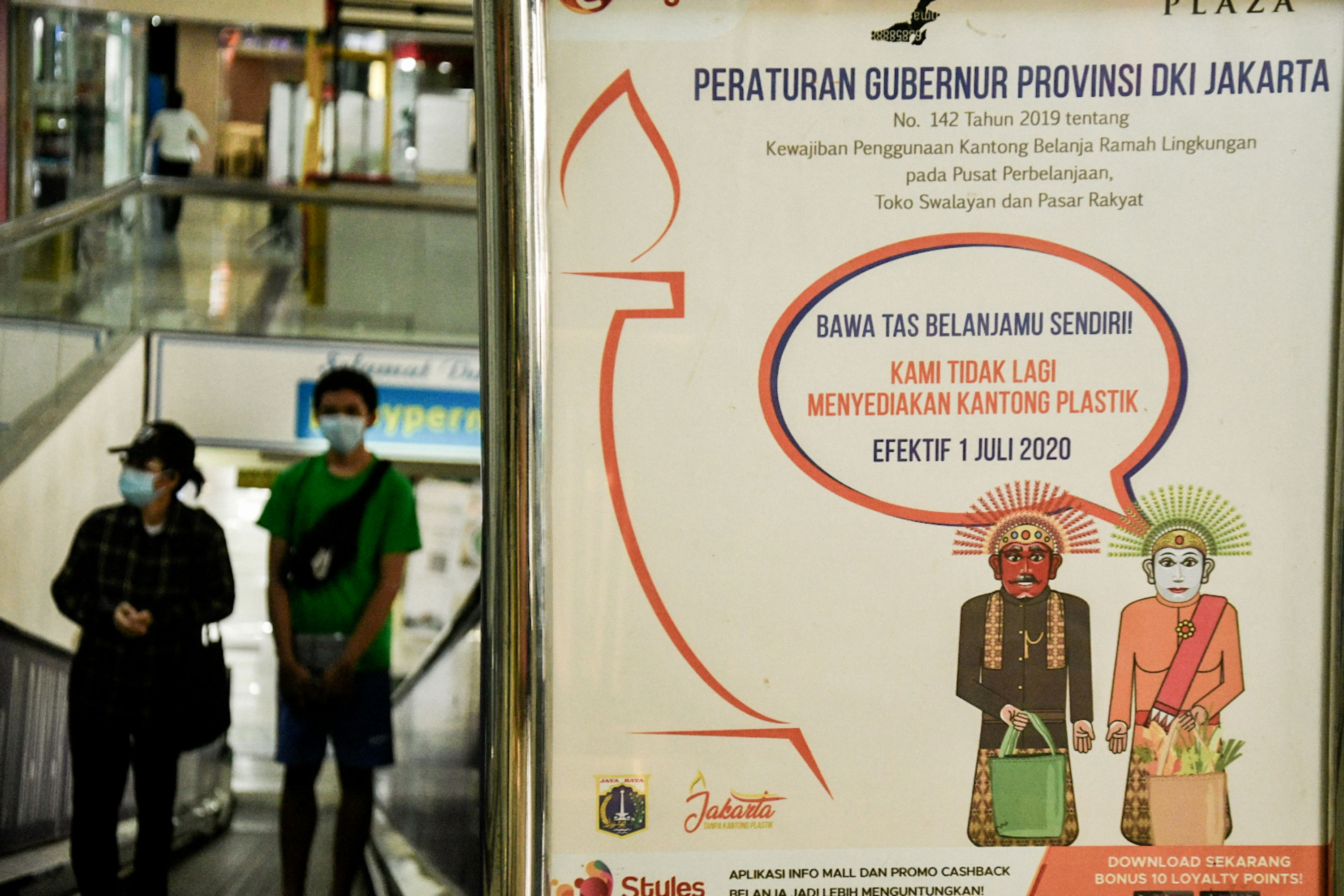 Imbauan untuk membawa tas belanja sendiri yang ramah lingkungan pusat perbelanjaan kawasan Gajah Mada, Jakarta,