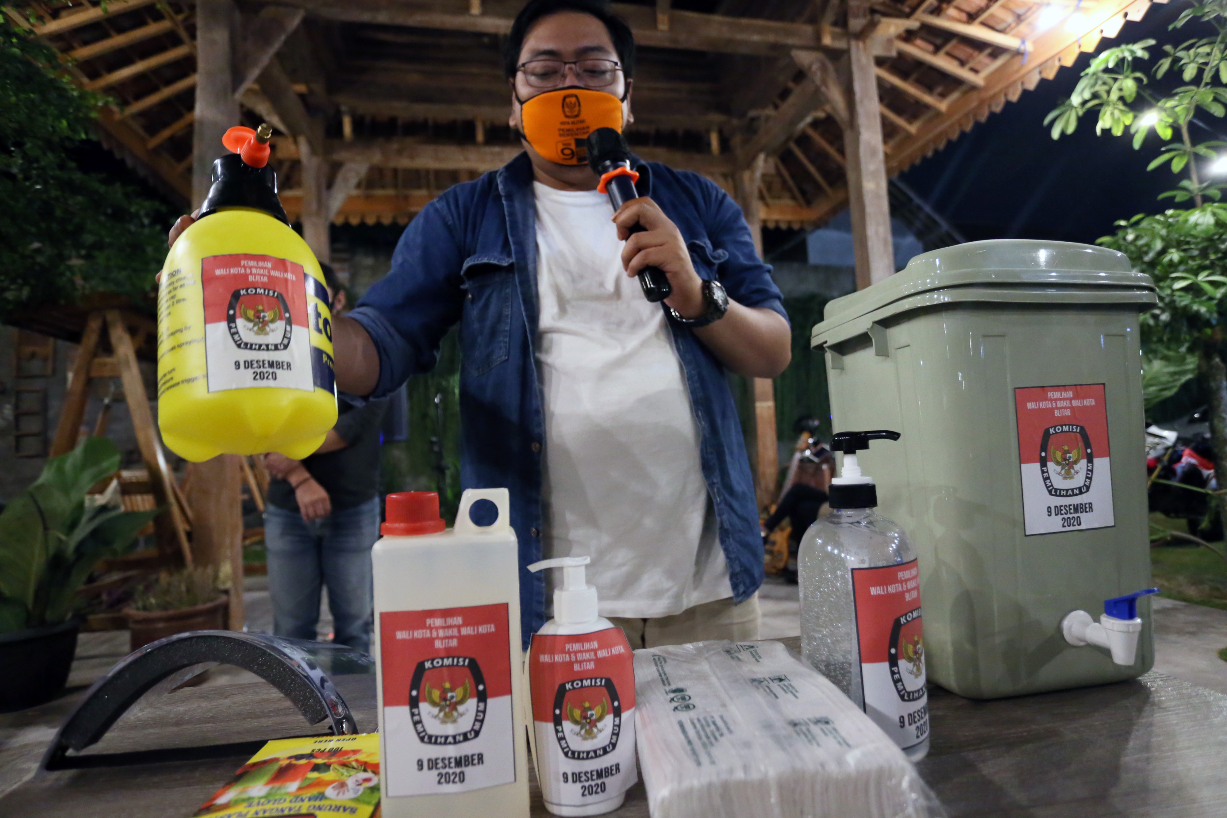 Komisioner KPU Kota Blitar menyosialisasikan APD pendukung di Pilkada Serentak 2020, Sabtu (4/7). 