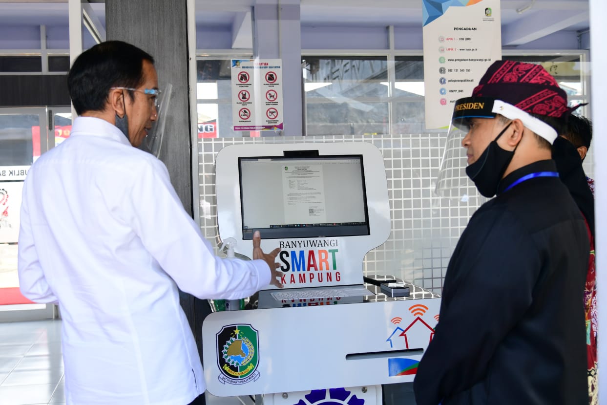 Presiden Joko Widodo didampingi Bupati Abdullah Azwar Anas mengunjungi Pasar Pelayanan Publik di Kec Rogojampi,  Banyuwangi, (25/6/2020)