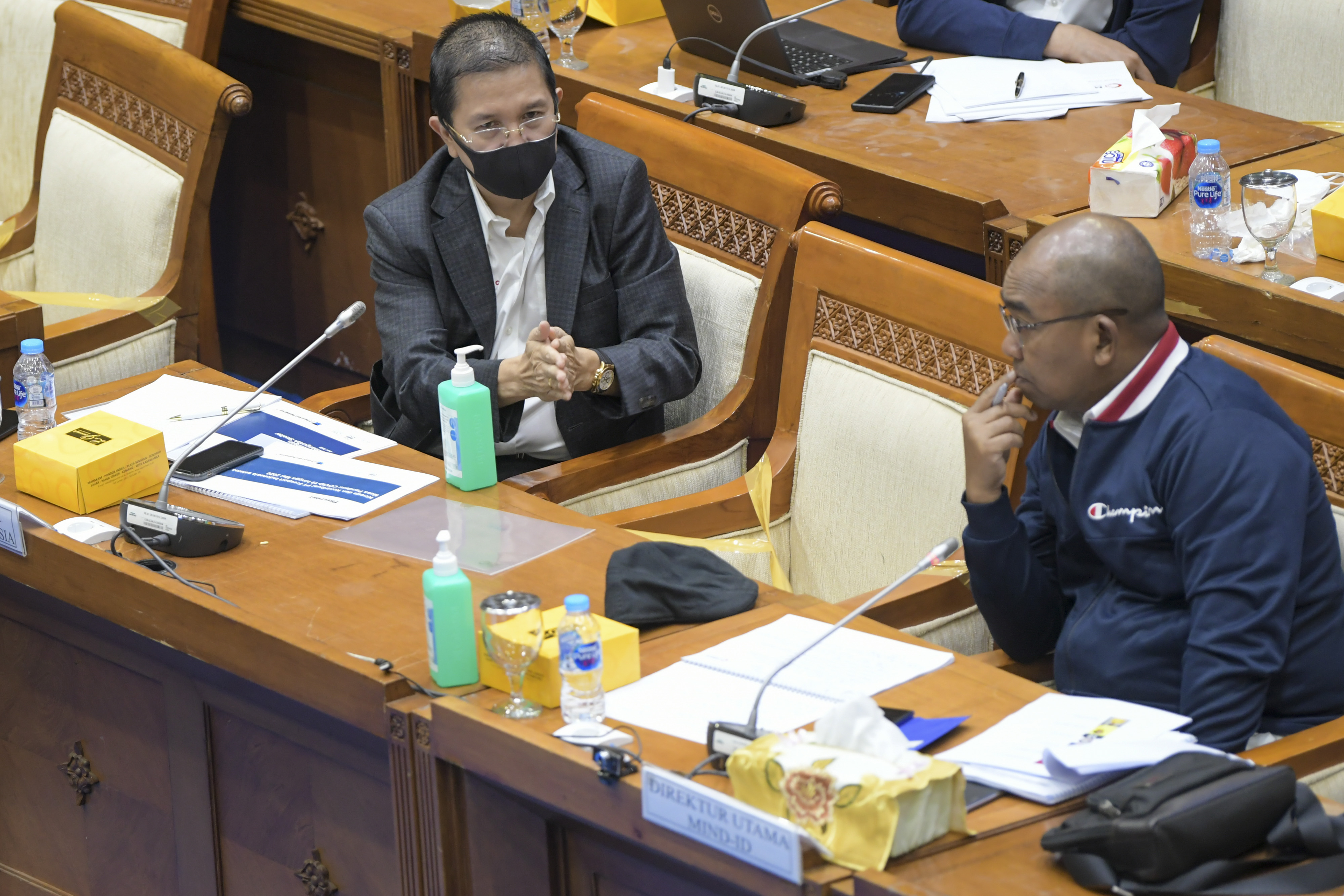 Direktur Utama Mind ID atau PT Inalum (Persero) Orias Petrus Moedak (kanan) dan Direktur utama PT Freeport Indonesia Clayton Allen Wenas.