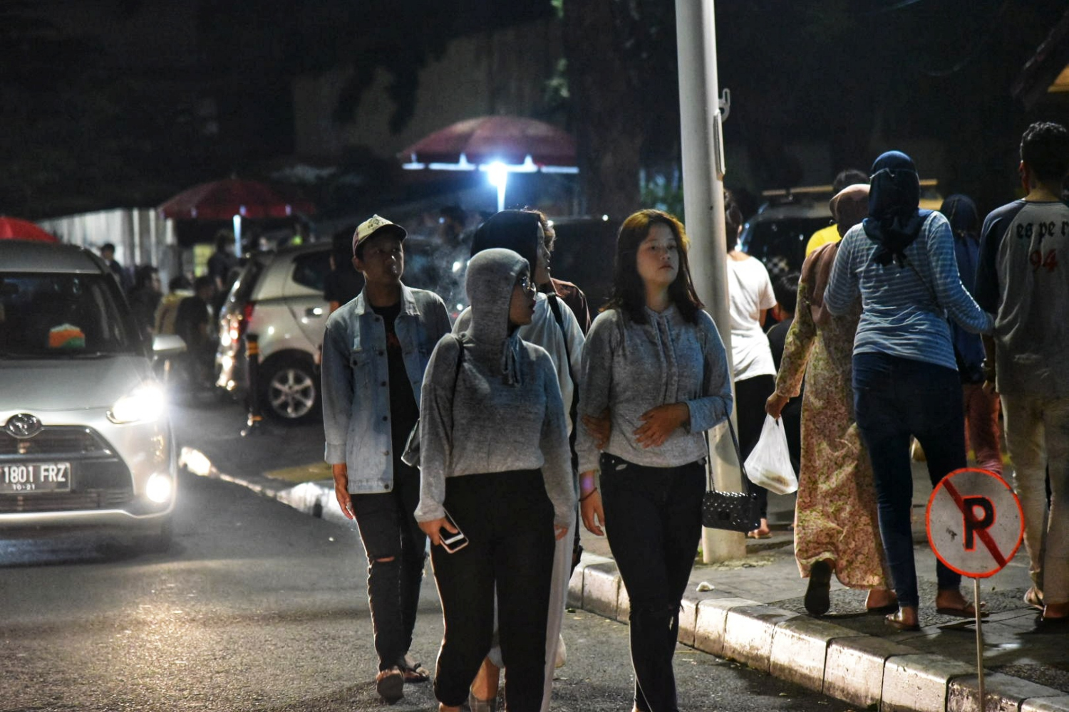 Warga berkumpul tanpa menggunakan masker di kawasan Blok M, Jakarta Selatan, Minggu (19/7/202)