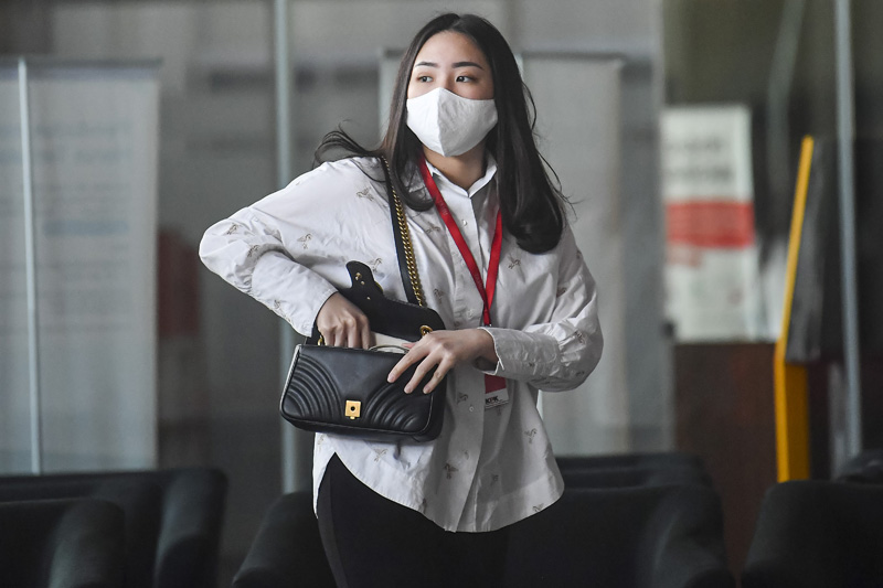 Karyawan swasta Tania Clarissa Irawan bersiap menjalani pemeriksaan di gedung KPK, Jakarta, Jumat (10/7). 