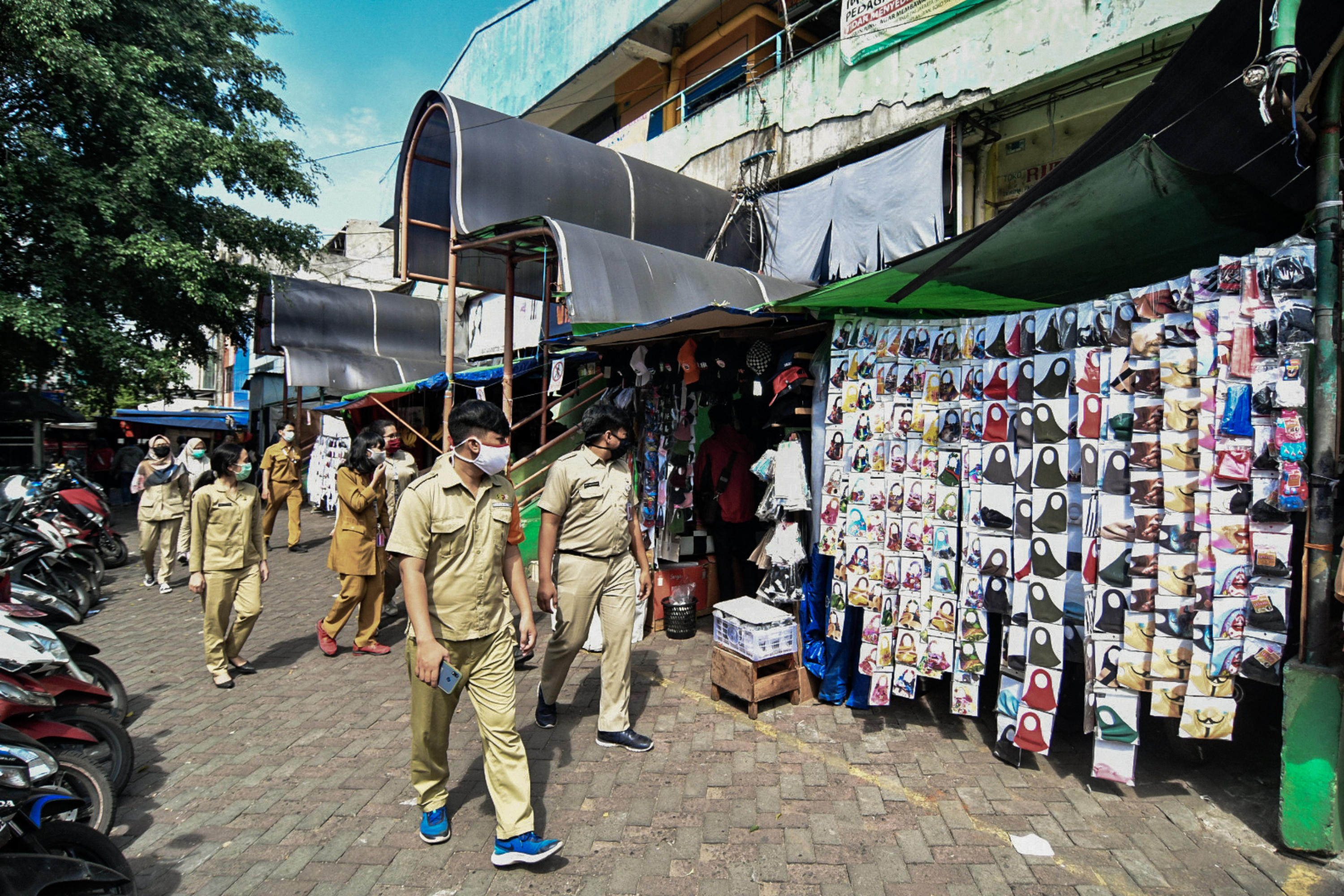 ASN Pemprov DKIJakarta melakukan peninjuan di Pasar Pondok Labu, Jakarta Selatan