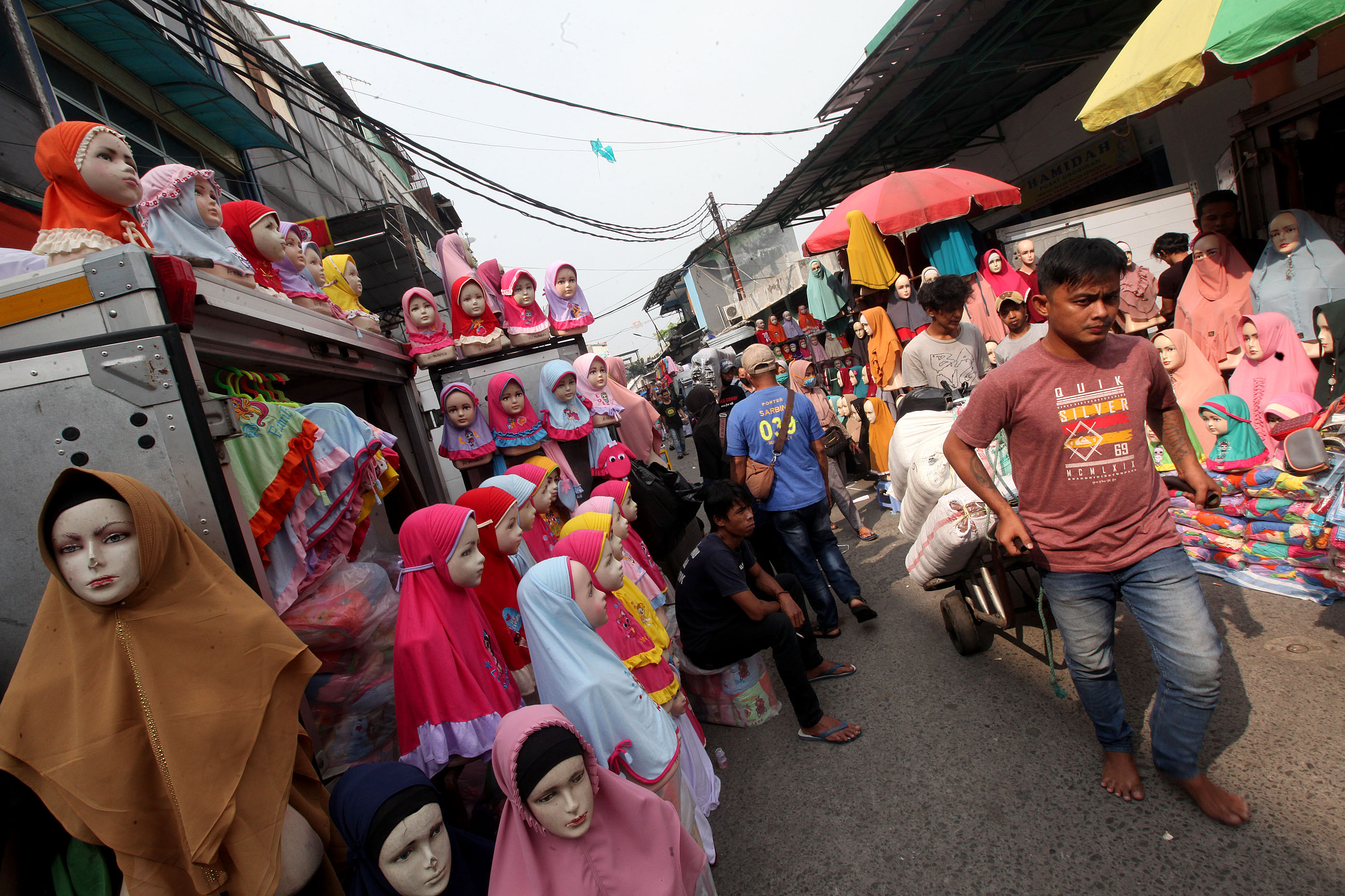 Suasana pasar di kawasan Tanah Abang, Jakarta, Kamis (2/7).