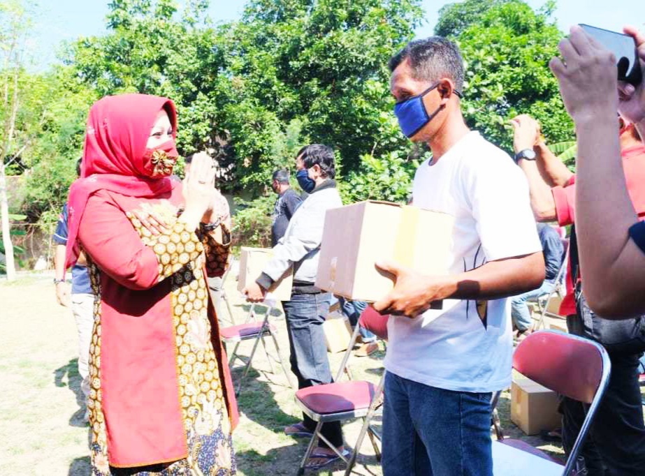 Bupati Klaten Sri Mulyani menyerahkan bantuan kepada klien asimilasi.