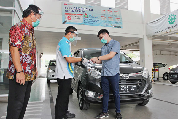 TERAPKAN PROTOKOL KESEHATAN: After Sales Service Division Head PT Astra International-Daihatsu Sales Operation Lili Herman (kiri)