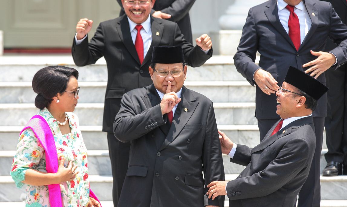 Menteri Pertahanan Prabowo Subianto (tengah) di beranda Istana Merdeka, Jakarta, Rabu (23/10/2019). 