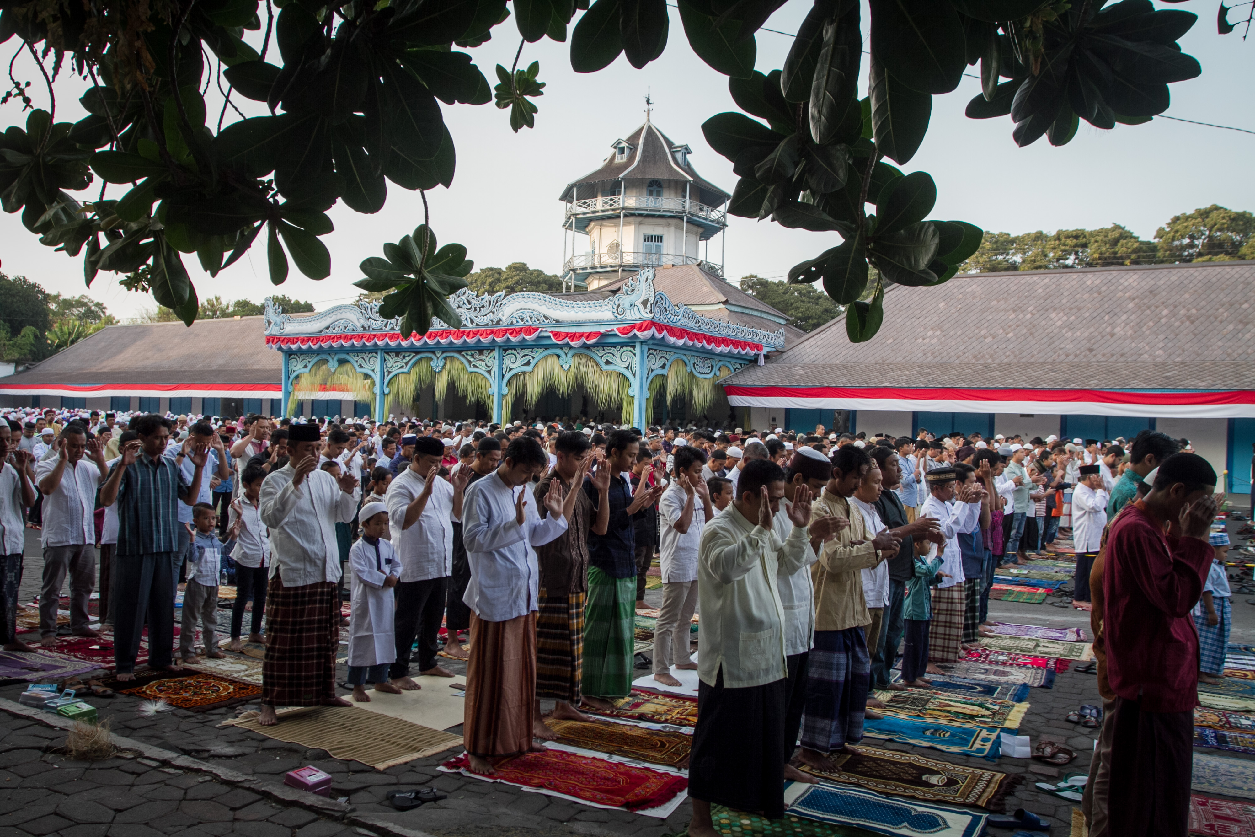 Umat Islam melaksanakan sholat Idul Adha 1440 H di Keraton Kasunanan Surakarta, Solo, Jawa Tengah, Minggu (11/8/2019).
