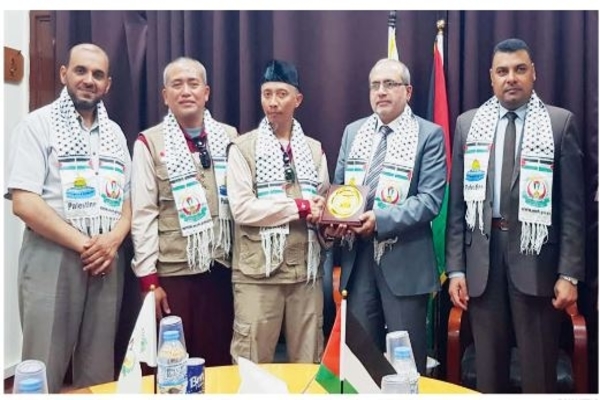  Direktur Hubungan Internasional mewakili Kementerian Kesehatan Palestina Abdullatif Al Haj (kedua dari kanan)