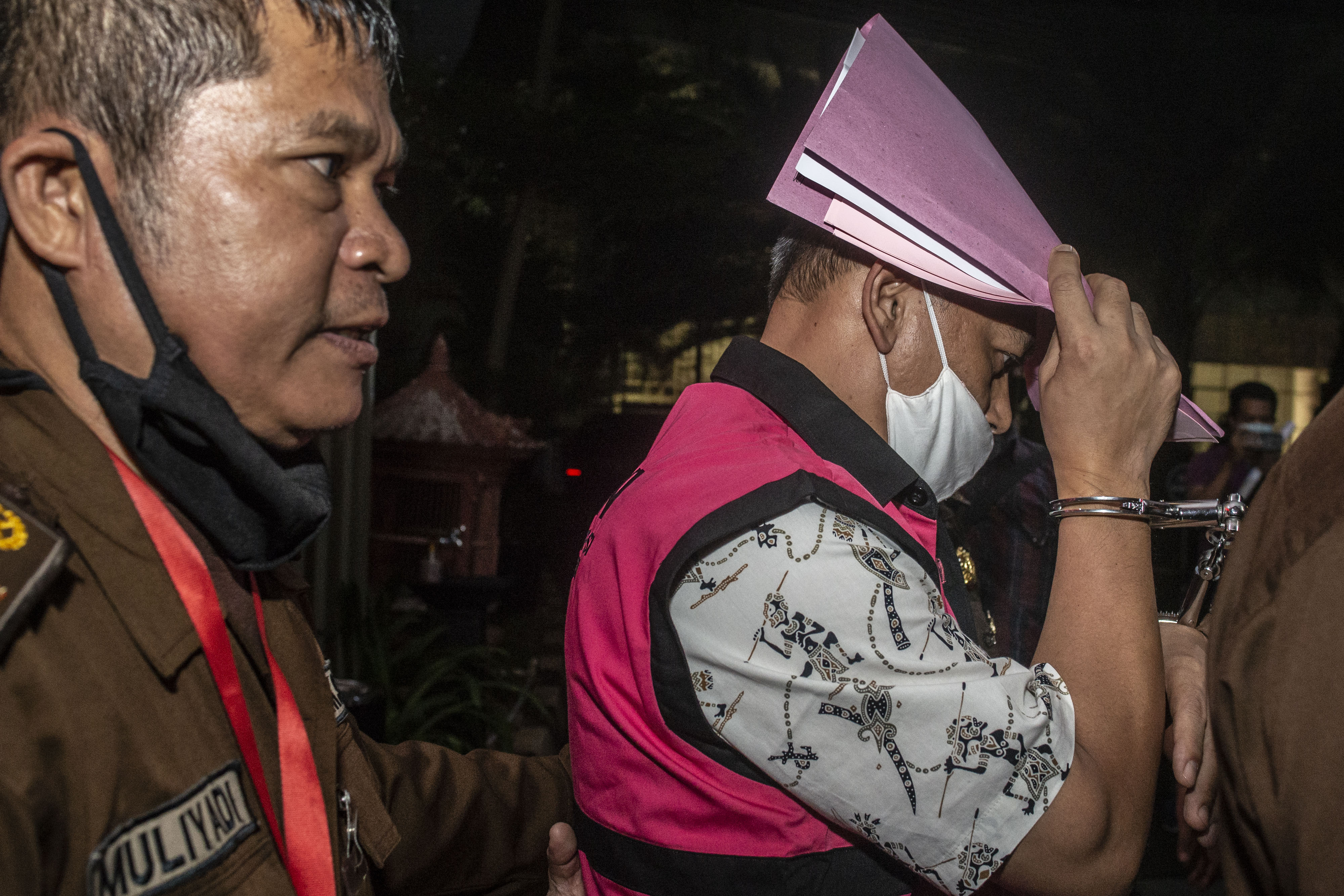 DITAHAN: Pejabat Ditjen Bea dan Cukai Batam seusai menjalani pemeriksaan di Gedung Bundar, Kejagung, Jakarta, Rabu (24/6).