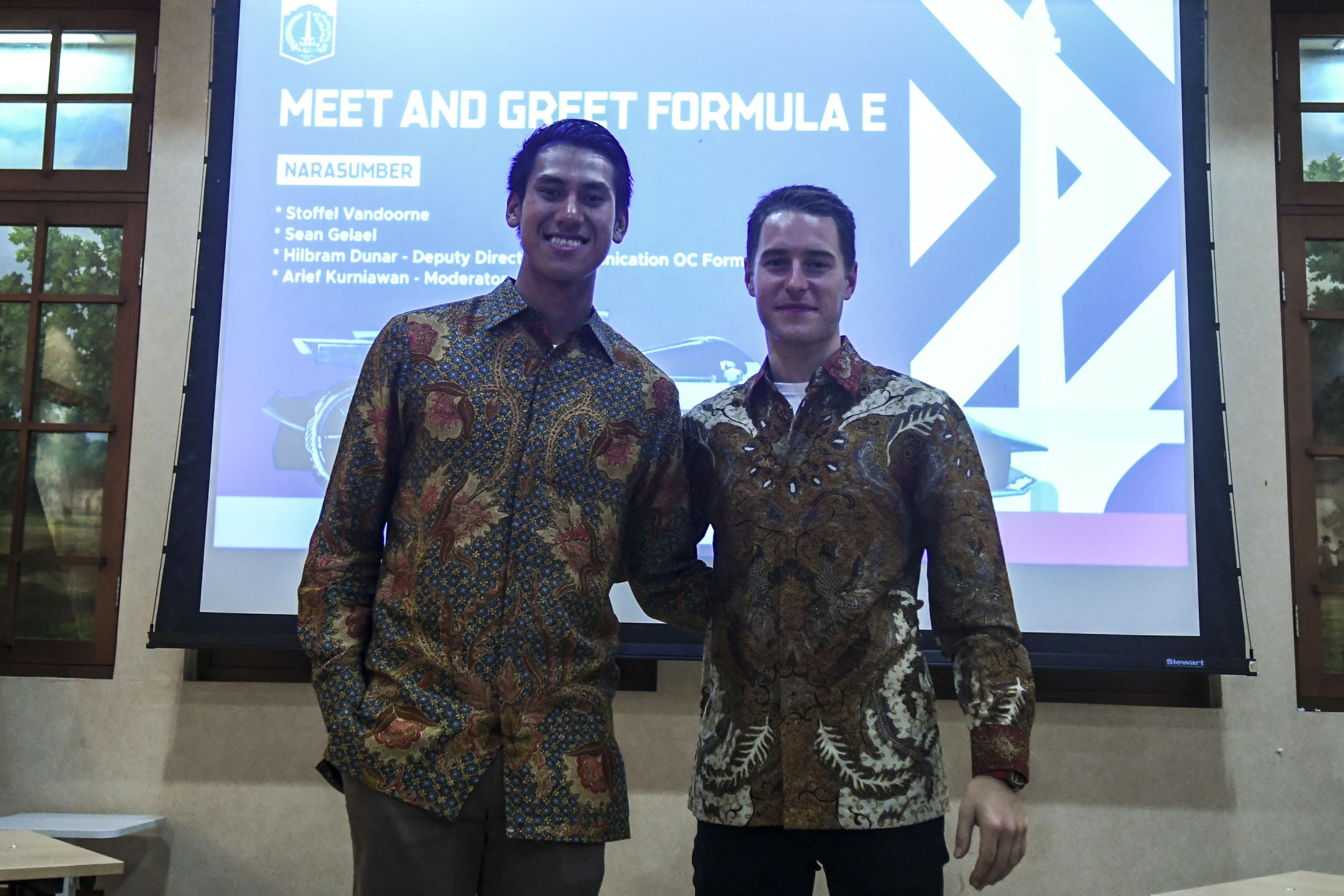 Pebalap Formula 2 asal Indonesia, Sean Gelael (kiri) dan pebalap Stoffel Vandoorne usai konfrensi pers di Balai Kota, Jakarta, (12/11/19).