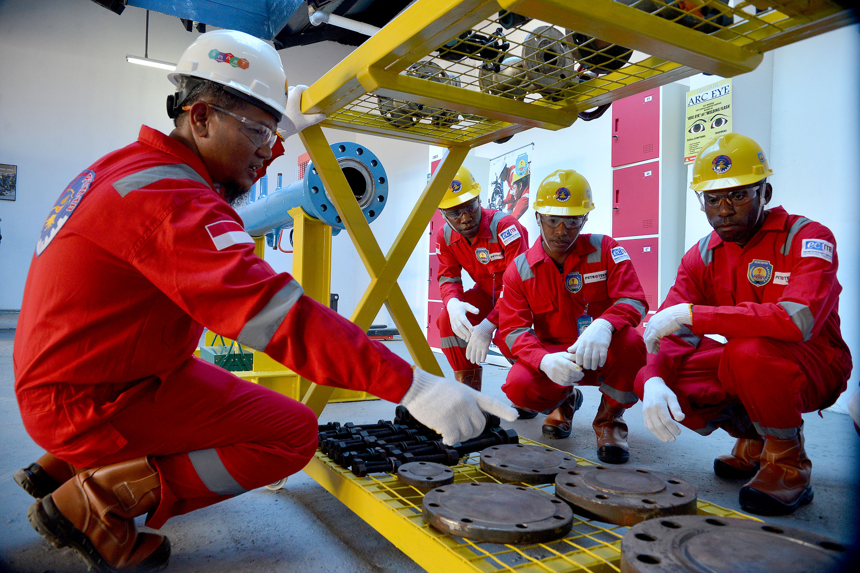 Siswa memerhatikan pengajar saat memeriksa kebocoran pipa di pusat pelatihan teknik industri dan gas Petrotekno di Teluk Bintuni Papua Barat
