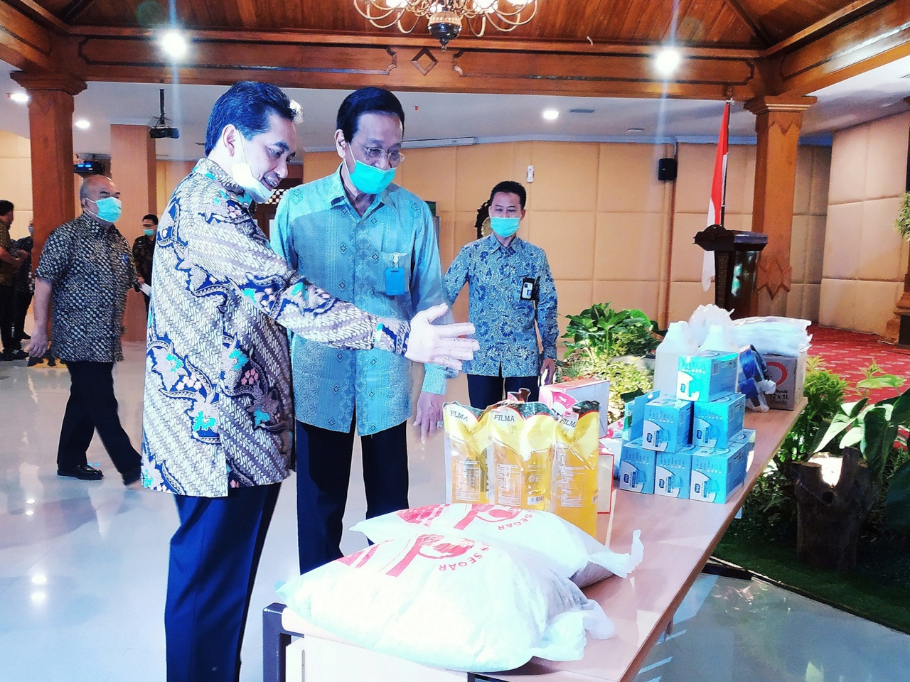 Menteri Perdagangan, Agus Suparmanto memberikan bantuan untuk penanganan Covid-19 di DIY