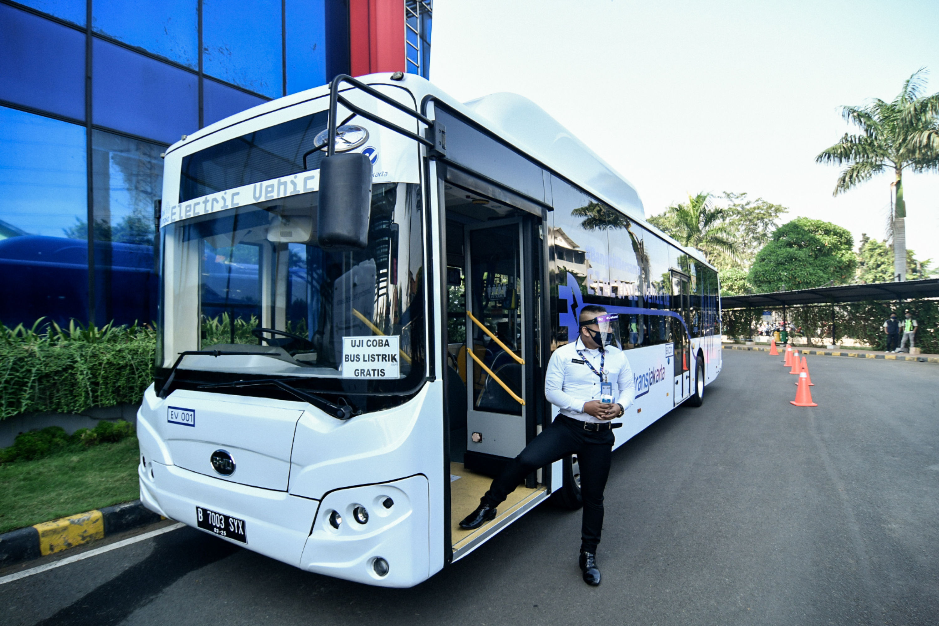 PT Transportasi Jakarta (TransJakarta) melakukan uji coba bus listrik rute Balai Kota - Blok M di Kantor Pusat TransJakarta.