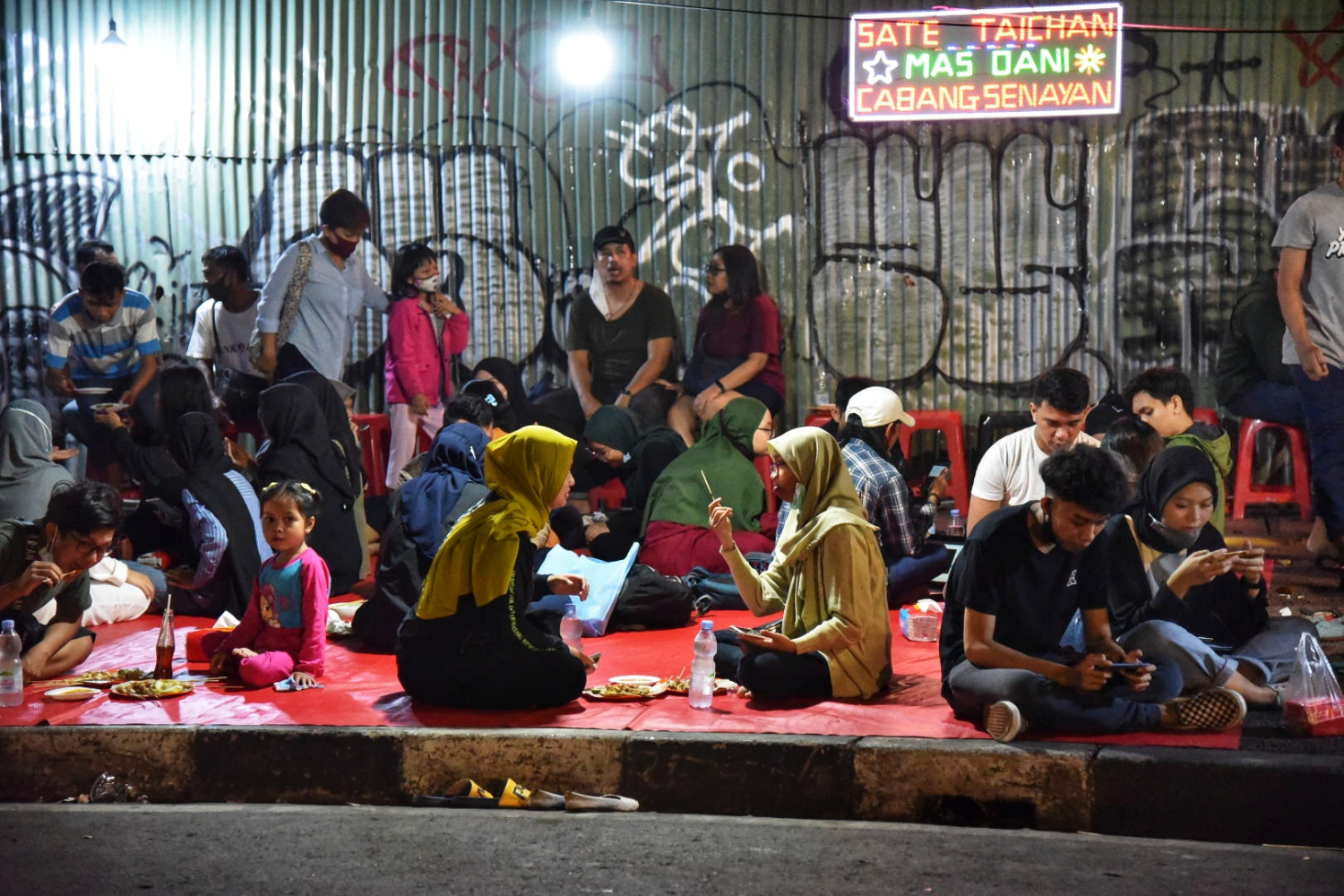 Warga berkumpul tanpa menggunakan masker di kawasan Blok M, Jakarta Selatan, Minggu (19/7/2020)