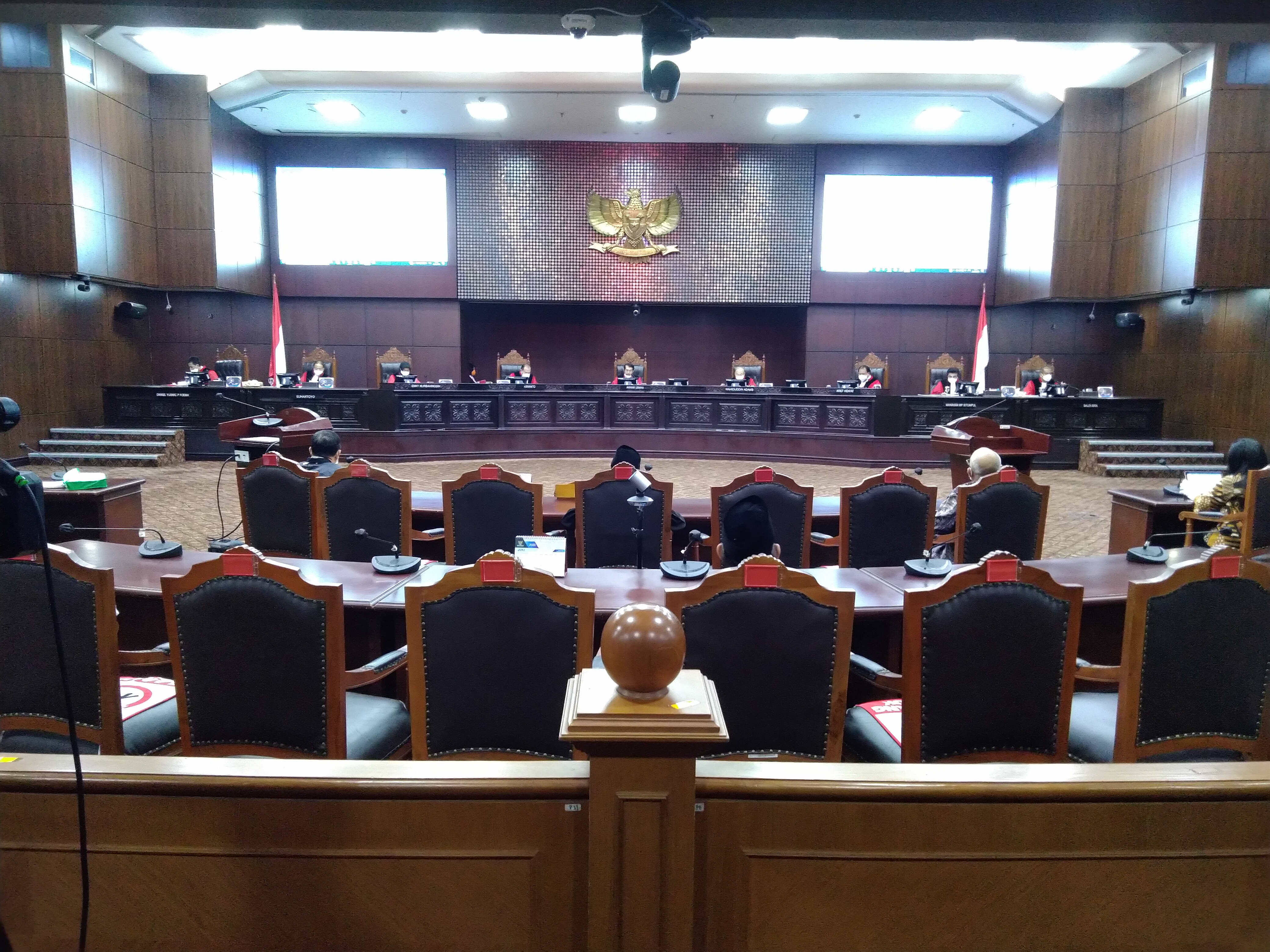 Sidang uji materi UU No 2 Tahun 2020 tentang kebijakan keuangan masa pandemi covid-19, di gedung MK, Jakarta, Senin (13/7).