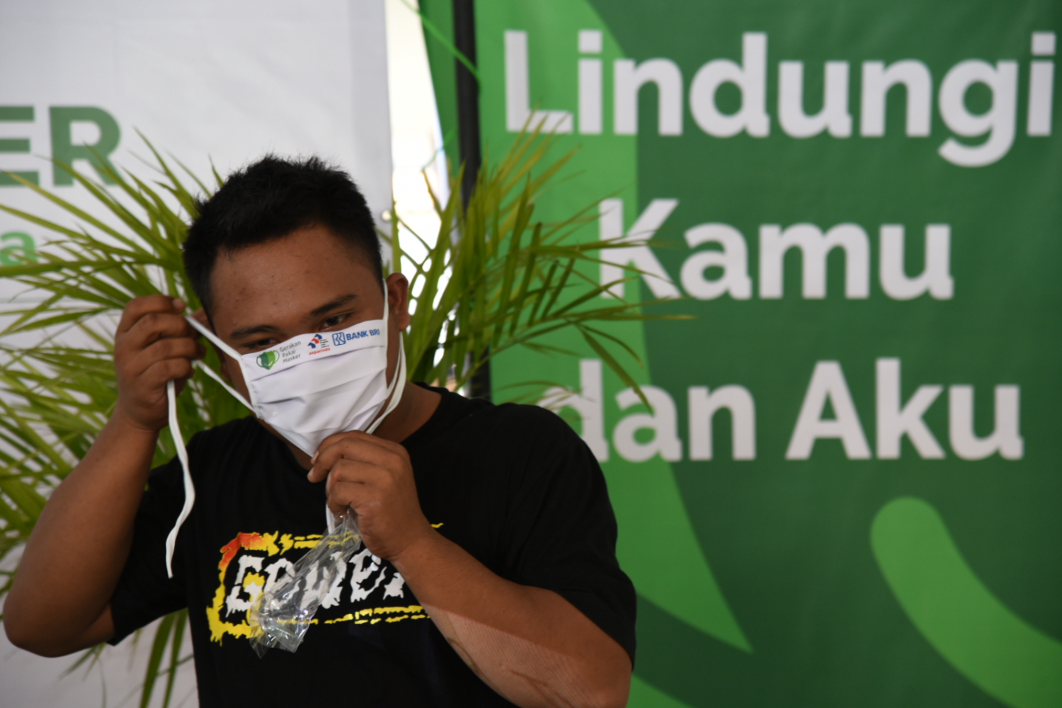 Perwakilan pedagang pasar menggunakan masker pemberian dari Yayasan GPM di Pasar Tanah Tinggi, Kota Tangerang, Banten, 27/6/2020