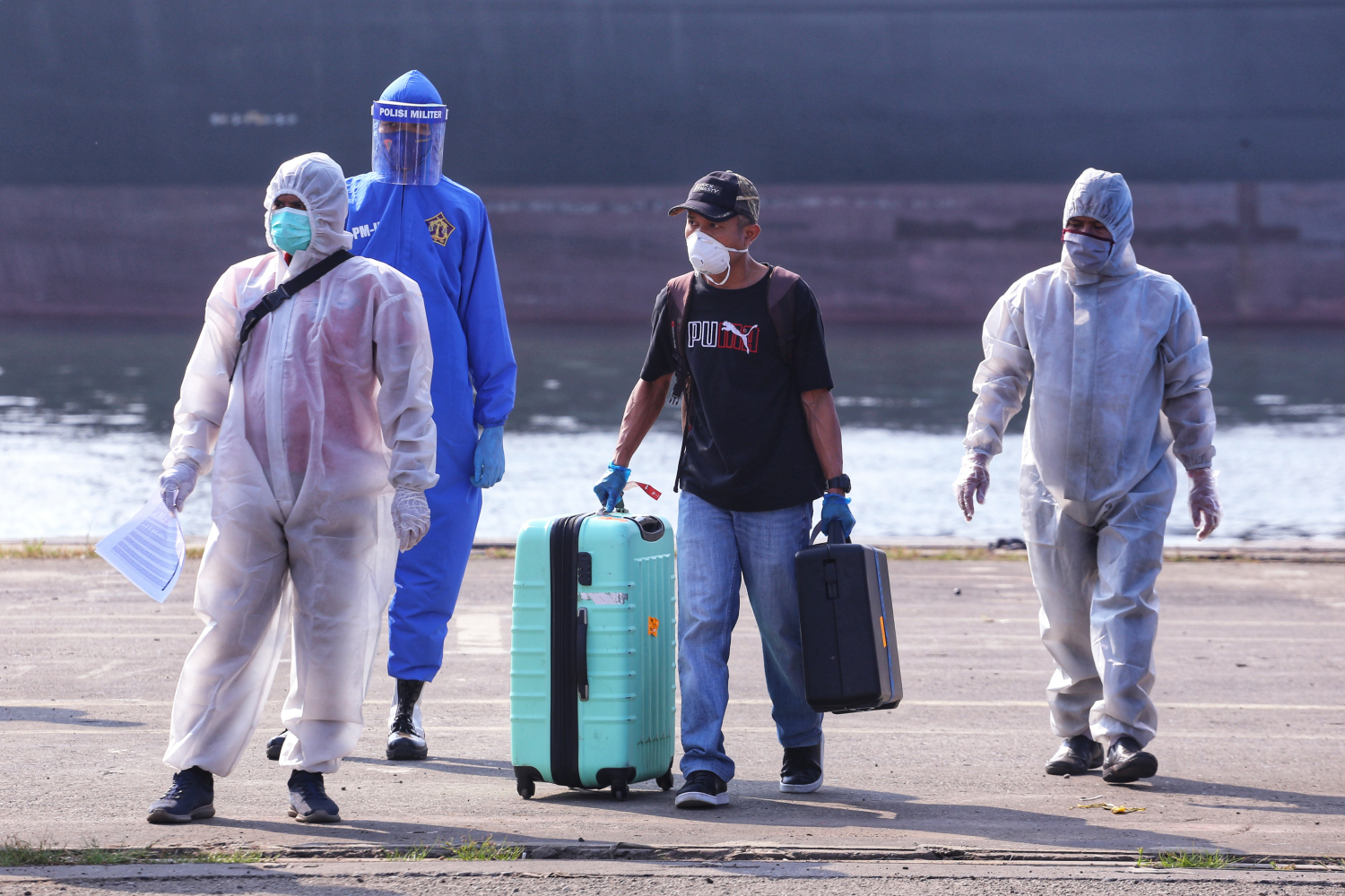 Warga Negara Indonesia (WNI) yang menjadi anak buah kapal Kapal Pesiar MV Island Princess tiba di Pelabuhan JICT, Tanjung Priok