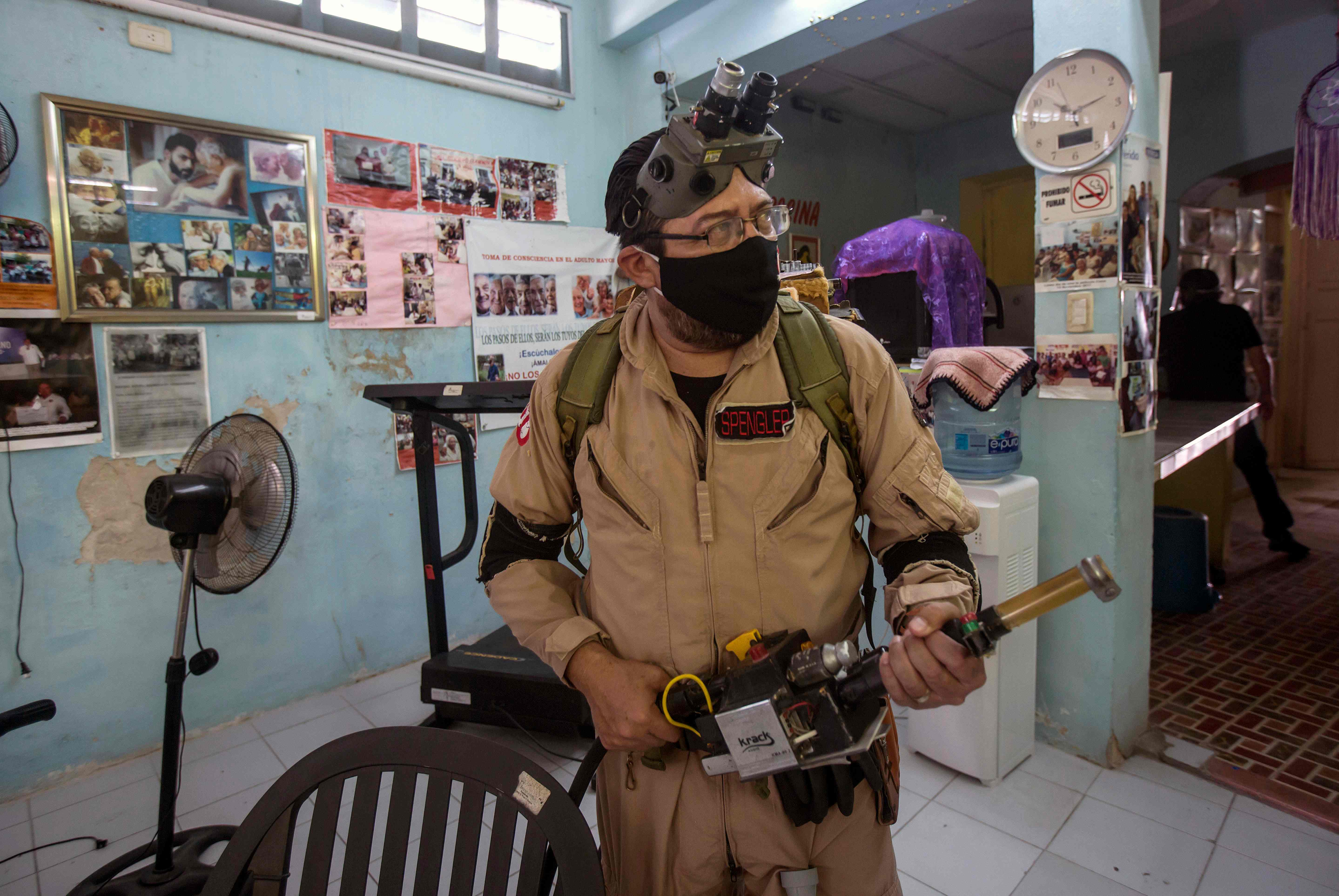Seorang petugas mengenakan kostum Ghostbuster menyemprotkan disinfektan di sebuah panti jompo di Merida, Negara Bagian Yucatan, Meksiko.