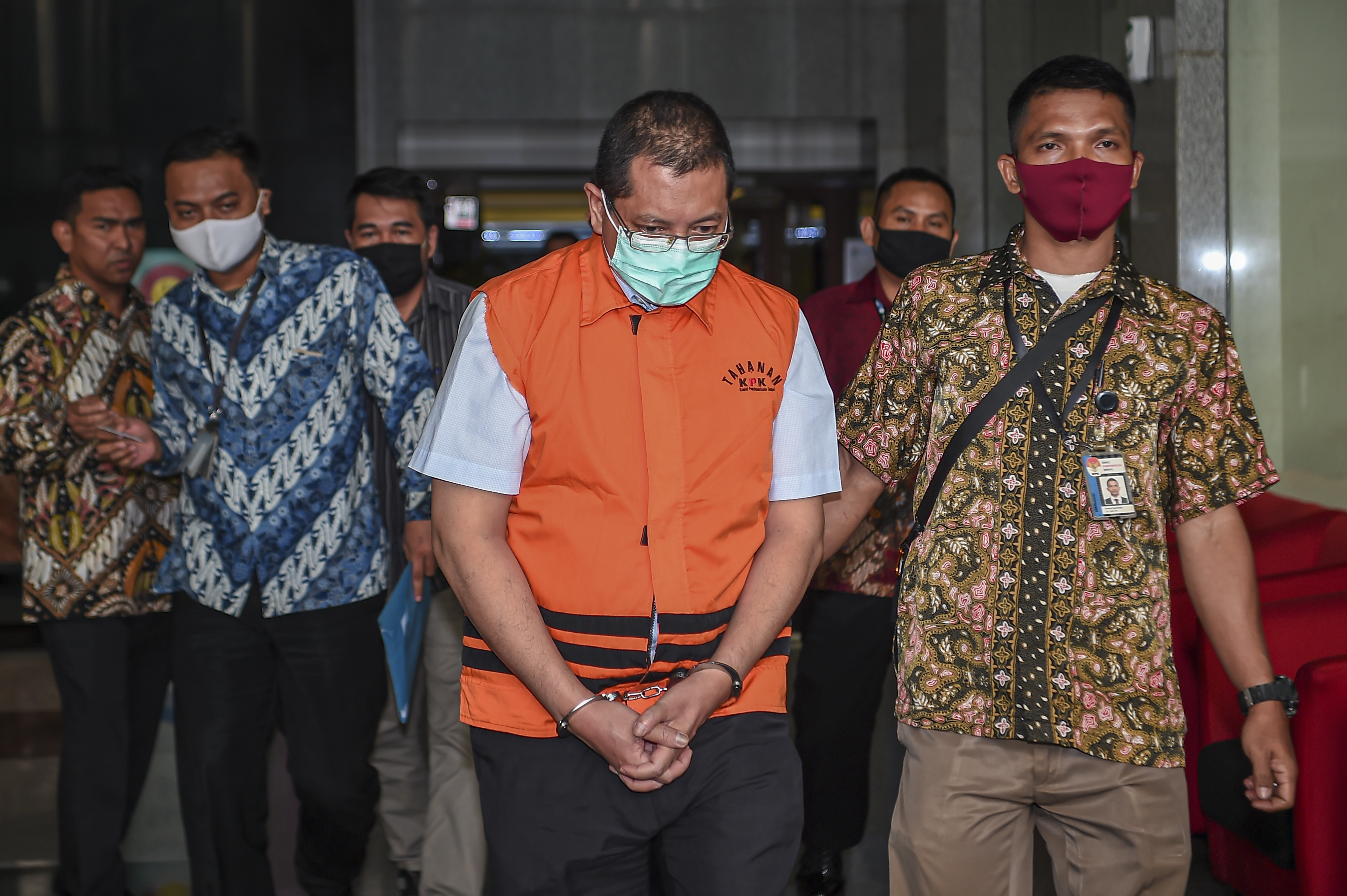 Mantan Direktur Niaga PT Dirgantara Indonesia (Persero) (PTDI) Irzal Rinaldi Zailani (kedua kanan)